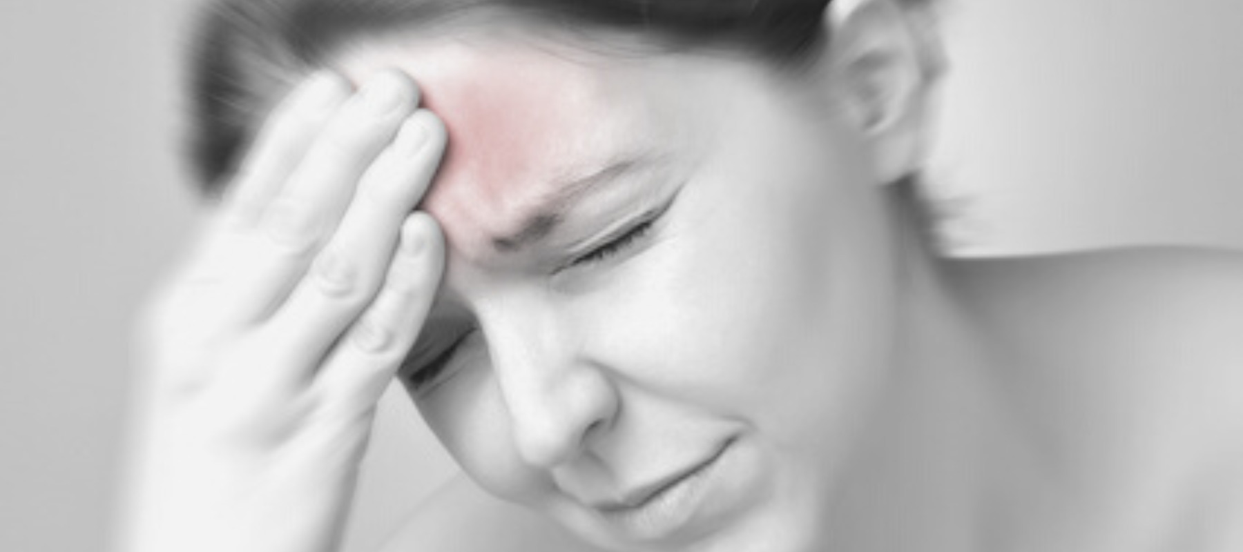 Migräne - Frau mit Kopfschmerzen